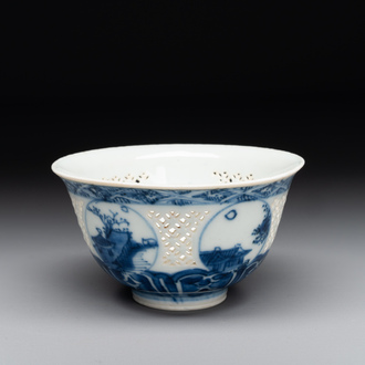 Bol ajouré en porcelaine de Chine en bleu et blanc, époque Transition
