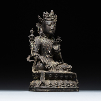 Een groot Chinees bronzen beeld van Bodhisattva op lotustroon, Ming
