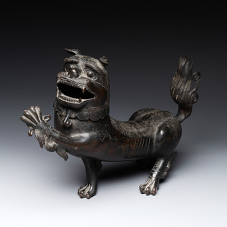 Een zeldzaam en groot Chinees bronzen wierookvat in de vorm van een leeuw, Zuidelijke Song