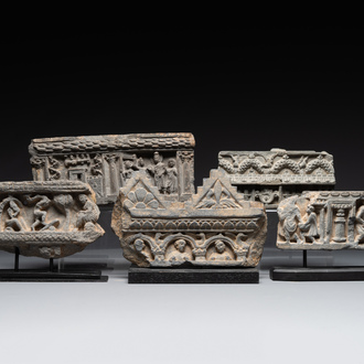 Cinq fragments de frise en schiste gris à décor narratif, Gandhara, 1/5ème