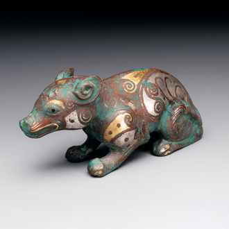 Rare presse-papier en bronze incrusté d'or et d'argent en forme de tapir '貘', Chine, période des Royaumes combattants