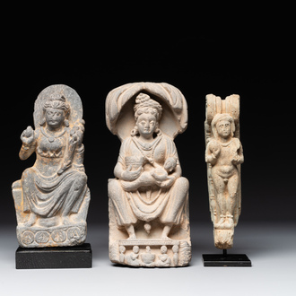 Une sculpture du Bodhisattva Maitreya, une sculpture d'un maître avec un enfant et un fragment d'un divinité, Gandhara, 1/5ème