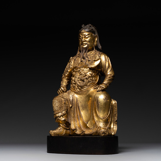 Een uiterst zeldzaam Chinees verguld bronzen beeld van Guandi, Ming