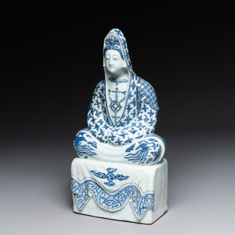 Exceptionnelle figure de Guanyin en porcelaine de Chine en bleu et blanc, Wanli