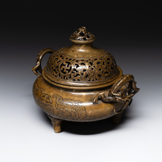 Brûle-parfum couvert impérial archaïque en bronze tâché d'or à décor de chilong et de 'shou', marque de Xuande, 17ème