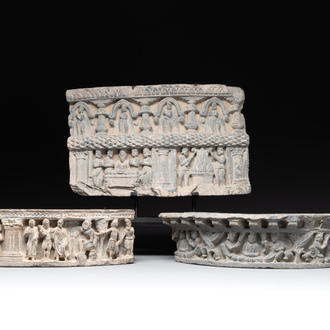 Trois fragments de frise en schiste gris à décor narratif, Gandhara, 1/5ème