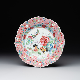 Assiette en porcelaine de Chine famille rose à décor de coqs, Yongzheng/Qianlong