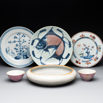 A Chinese ge-type brush washer, a pair of pink bowls, two plates and a saucer, Kangxi and later