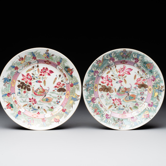 Paire d'assiettes en porcelaine de Chine famille rose à décor de canards mandarins et d'immortels, 19ème