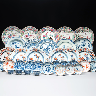 A varied collection of 34 pieces of Chinese porcelain, Kangxi and later