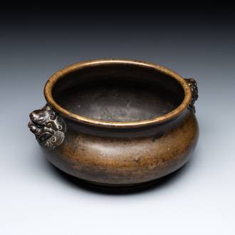 A Chinese bronze censer with lion handles, Xuande mark, 17/18th C.