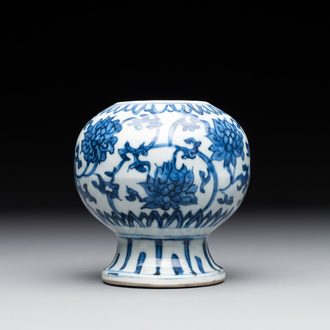Vase en porcelaine de Chine en bleu et blanc à décor de rinceaux de lotus, Ming