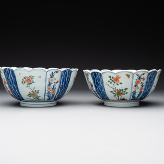 A pair of Chinese verte-imari bowls with floral design, Kangxi