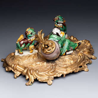 A French gilt bronze inkwell with Chinese verte biscuit porcelain, 19th C and Kangxi