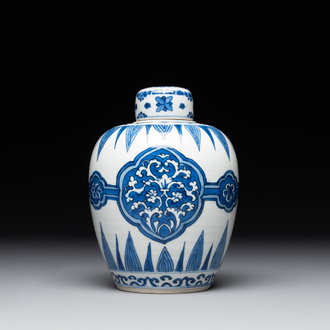 Pot couvert en porcelaine de Chine en bleu et blanc à décor floral, Kangxi