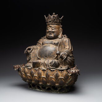 Important et grand Bouddha en bronze doré sur un trône en forme de lotus, Chine, Ming