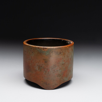 Petit brûle-parfum tripode de forme cylindrique en bronze, marque de Xuande, Ming