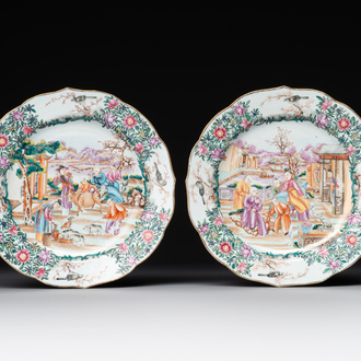 Twee fijne Chinese Canton famille rose borden met mandarijns decor, Qianlong