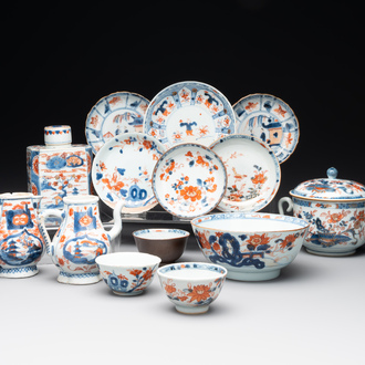 A varied collection of fourteen Chinese Imari-style wares, Kangxi/Qianlong