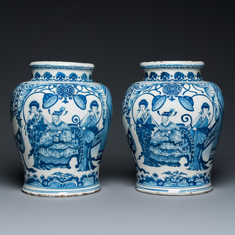 Paire de vases en faïence de Delft en bleu et blanc à décor chinois, ca. 1700