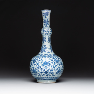 Vase de forme bouteille en porcelaine de Chine en bleu et blanc à décor de rinceaux de lotus, époque Transition