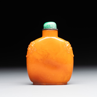 A rare Chinese amber snuff bottle with lion handles, 19th C.
