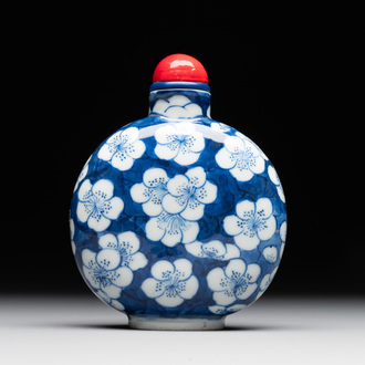 A large Chinese blue and white 'prunus on cracked ice' snuff bottle, Chenghua mark, 18/19th C.