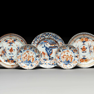 A pair of Chinese Imari-style plates, a plate and a pair of saucers, Kangxi/Yongzheng