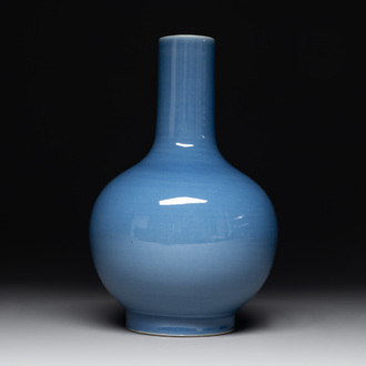 A Chinese lavender-blue-glazed bottle vase, 19/20th C.