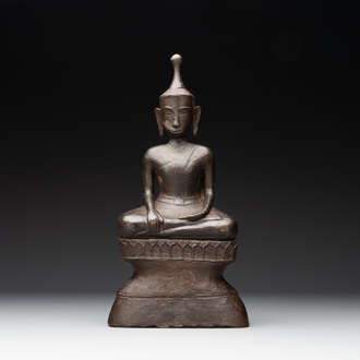 A Burmese bronze figure of a seated Buddha, 18/19th C.
