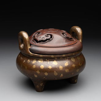 A Chinese gold-splashed bronze censer with wooden cover, Xuande mark, 17/18th C.
