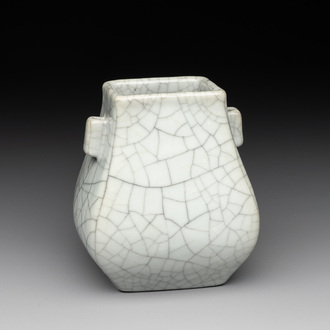 A small Chinese ge-type 'hu' vase, 18/19th C.