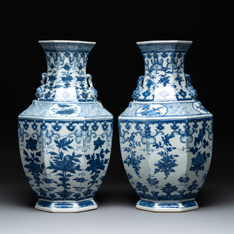 A pair of Chinese blue and white octagonal vases with floral design, 19th C.