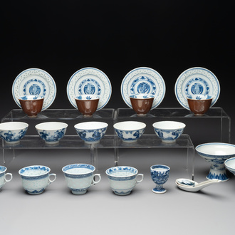 A collection of 22 Chinese blue and white wares, Ruo Shen Zhen Cang 若深珍藏 mark, 19/20th C.