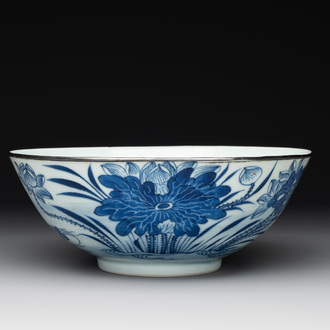 A Chinese blue and white 'Bleu de Hue' bowl for the Vietnamese market, chơi ngọc 玩玉 mark, 19th C.