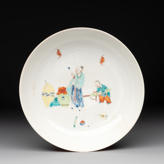 A Chinese famille rose 'ruby back' plate with figural design, 19th C.