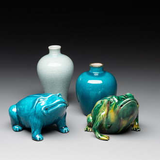 Two Chinese monochrome-glazed vases and two frogs, 19th C.