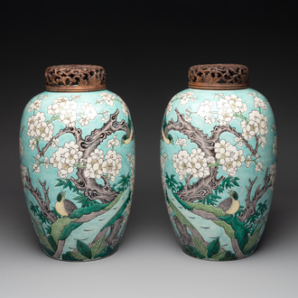 A pair of fine Chinese famille verte turquoise-ground 'magpie and prunus' jars with reticulated wooden covers, 19th C.
