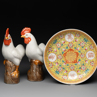 A Chinese famille rose yellow-ground plate and a pair of roosters, 20th C.