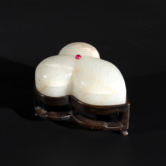 A Chinese Mughal-style leaf-shaped ruby-inset jade box and cover on wooden base, 18th C.