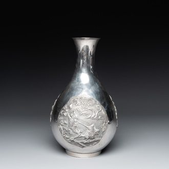 A Chinese silver 'battle scenes' 'yuhuchunping' vase, 19/20th C.