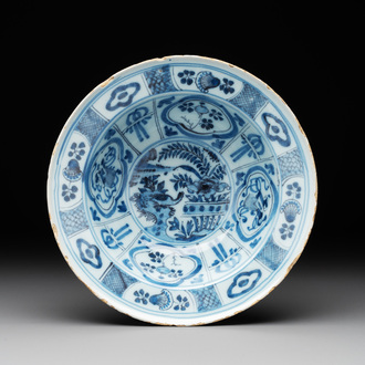 A blue and white Dutch Delft kraak-style 'klapmuts' bowl, late 17th C.