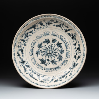 An Annamese or Vietnamese blue and white dish with floral design, 15/16th C.