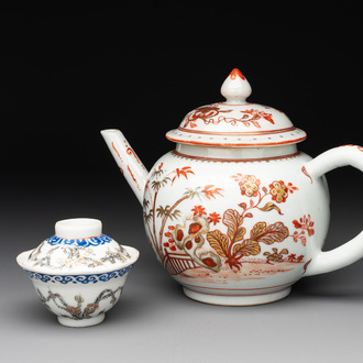 A Chinese gilt-decorated iron-red teapot and a blue-enamelled grisaille covered cup, 18/19th C.