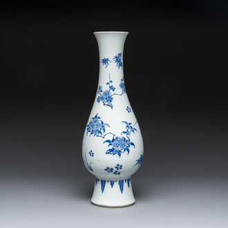 A Chinese blue and white pear-shaped vase with floral design, Transitional period