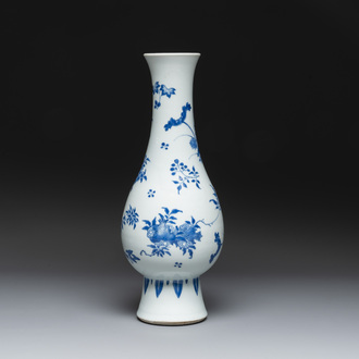 A Chinese blue and white pear-shaped vase with floral design, Transitional period
