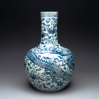 A Chinese blue and white 'tianqiuping' 'dragon' vase, 20th C.