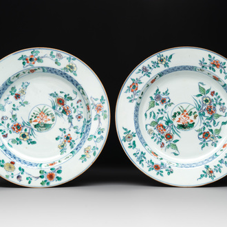 A pair of Chinese doucai plates with floral design, Yongzheng