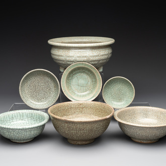 A Chinese ge-type censer, three bowls and three plates, 19th C.