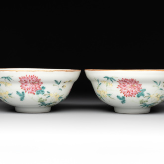 A pair of Chinese famille rose bowls with floral design, Guangxu mark, 20th C.